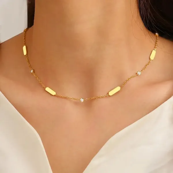 Les bijoux minimalistes : la tendance qui sublime toutes les tenues